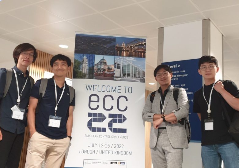 ECC 참석 중인 졸업생들